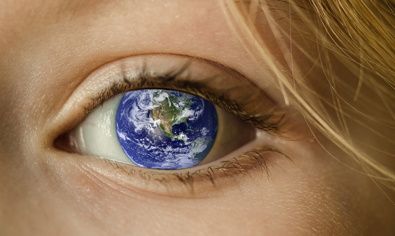 眼睛缺陷的明星，探索他们眼中的世界