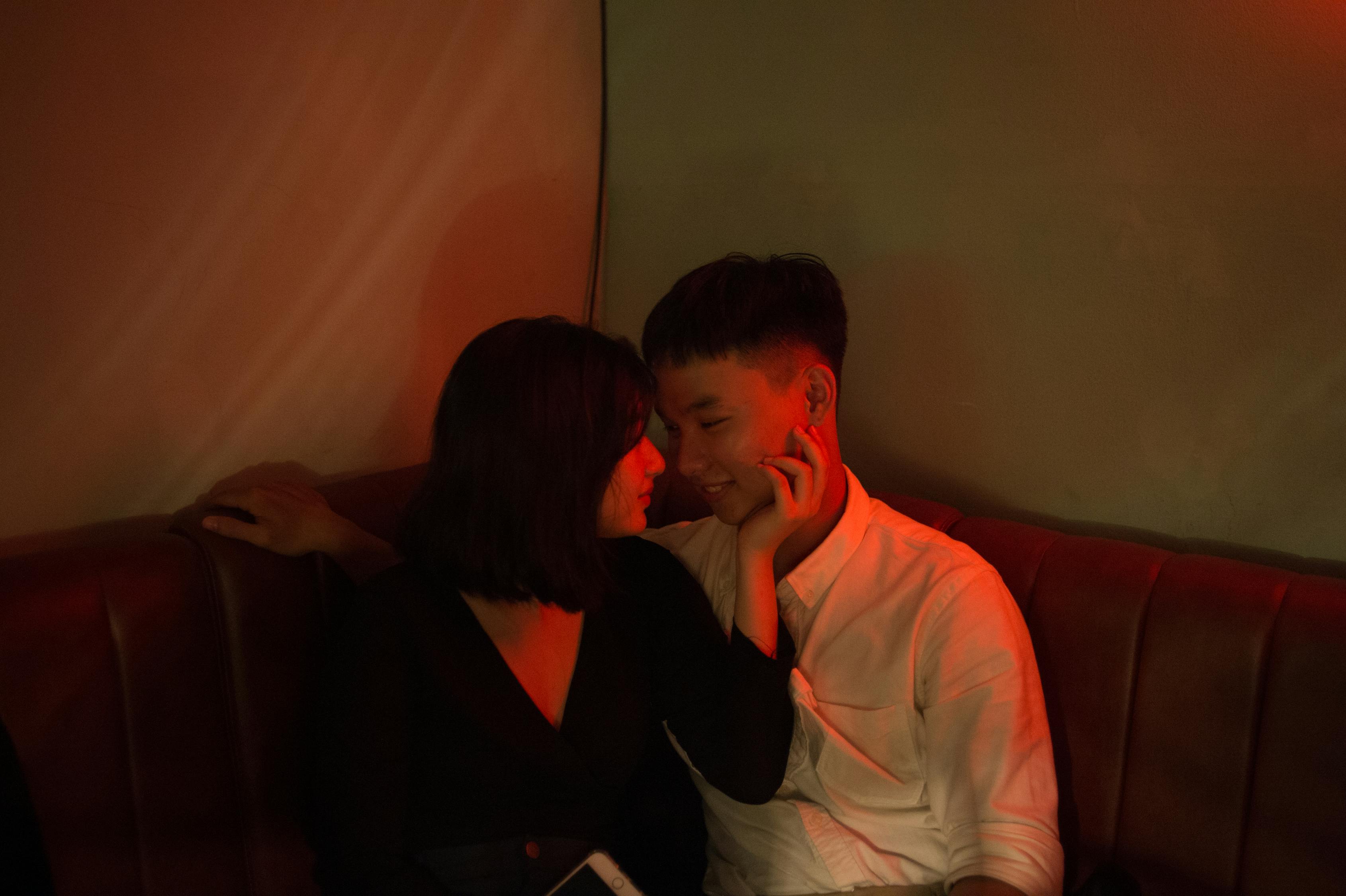出轨明星，道德困境与公众反响