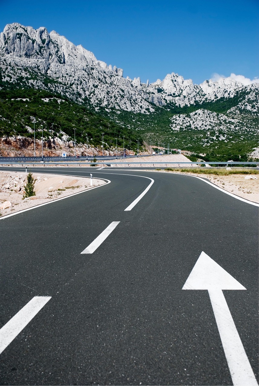 最新交规重塑道路安全，共建和谐交通社会